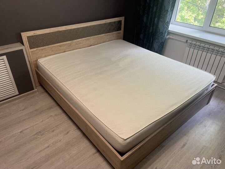 Кровать двуспальная 180x200 с матрасом