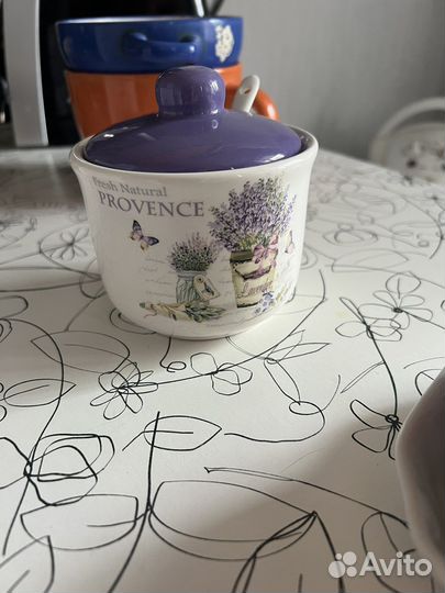 Заварочный чайник и сахарница