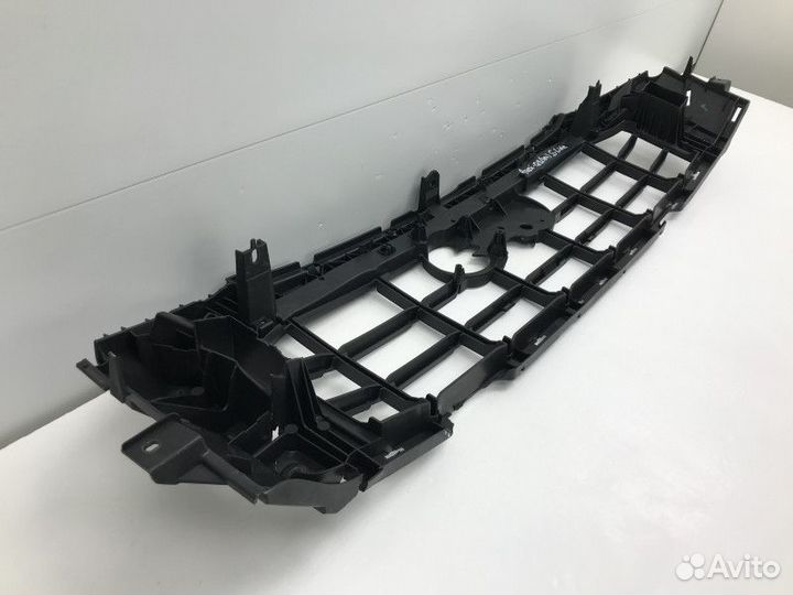 Кронштейн решетки радиатора Audi Q8