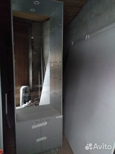 Шкаф с зеркалом и полками