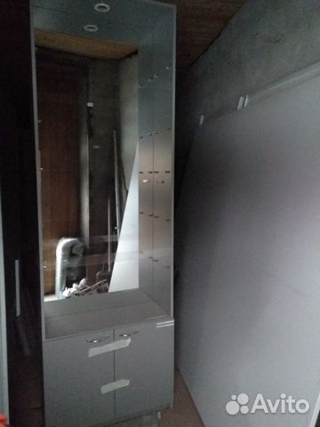 Шкаф с зеркалом и полками