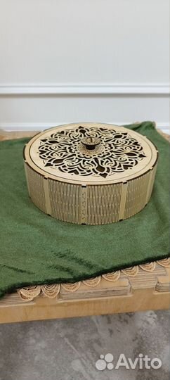 Круглая шкатулка резная