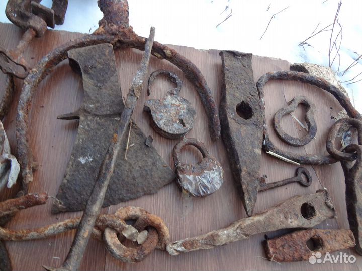 Жернова, топор и подковы кованые 18-19 век