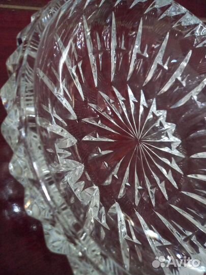 Хрустальные бокалы, графин, конфетница