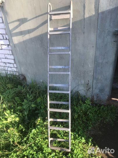 Лестница на крышу автомобиля