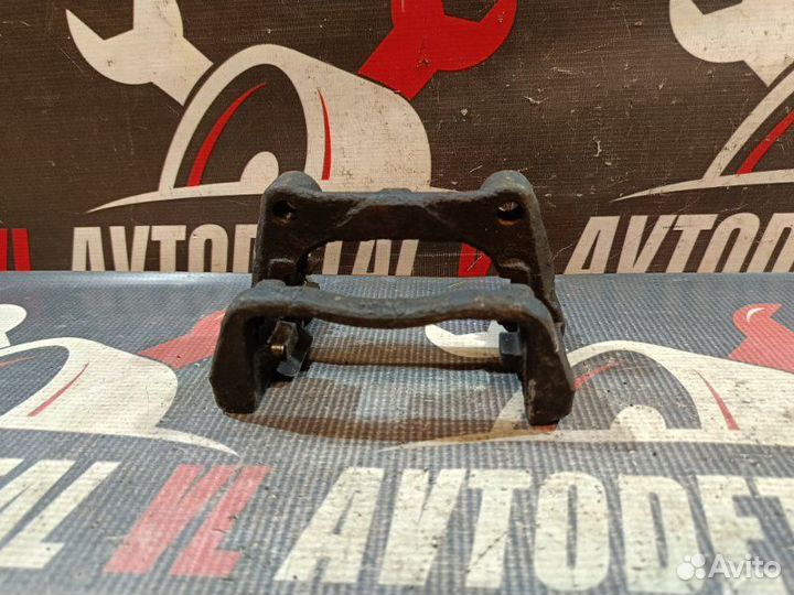 Скоба суппорта задняя левая Opel Astra H 3