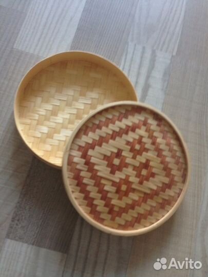 Шкатулка плетеная новая диам.20,5 см, высота 4,5см