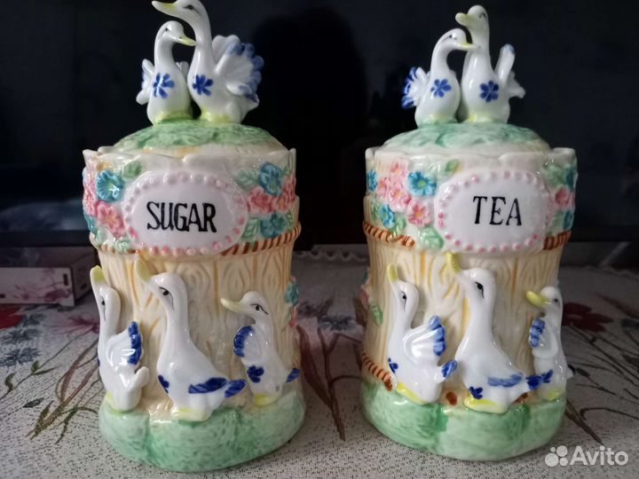 Фарфоровые банки с фигурками гусей