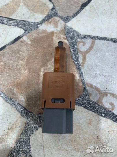 Концевик стоп-сигнала Nissan Teana J32