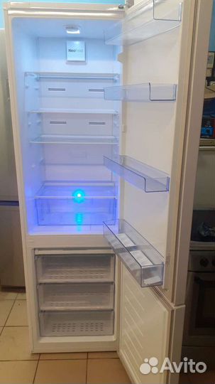 Холодильник с морозильной камерой.Доставка