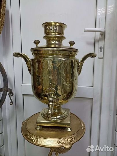 Старинный самовар на дровах