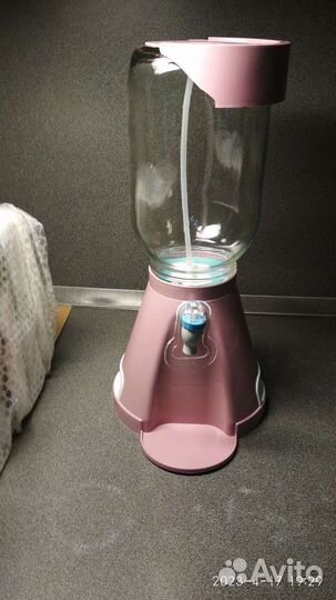 Кувшин стеклянный с краником на подставке