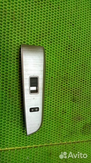 Кнопка стеклоподъемника передняя правая Toyota