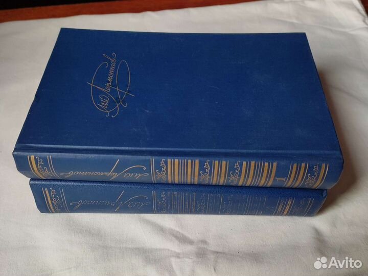 Книги А. С. Пушкин, М. Ю. Лермонтов, В. Маяковский