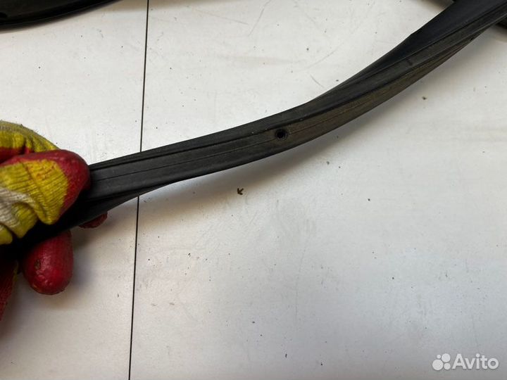 Уплотнитель двери передний правый Mazda Cx-7