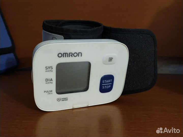 Тонометр на запястье omron