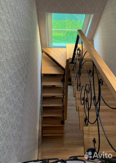 Облицовка лестничного металлокаркаса деревом