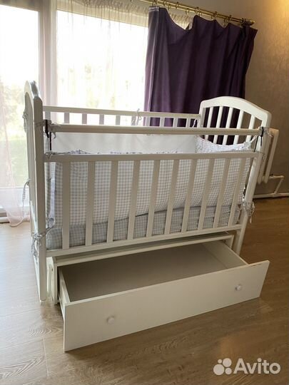 Детская кроватка с маятником