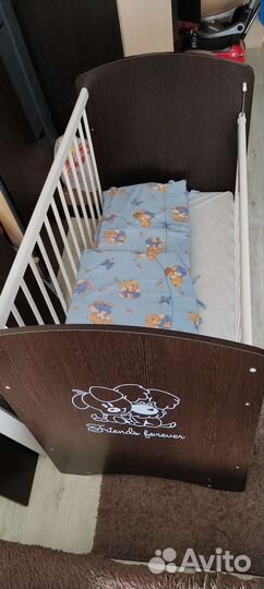 Детская кроватка с маятником