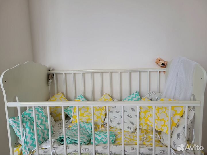 Детская кроватка с маятником