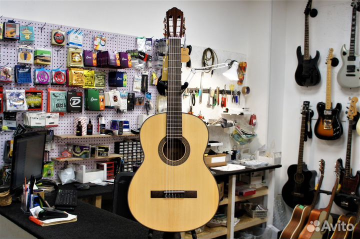 Классическая гитара Cort AC200-NAT, массив ели