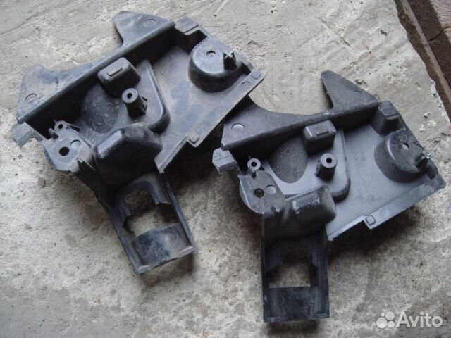 Пежо 308 кронштейн форсунки омывателя фар 07-11