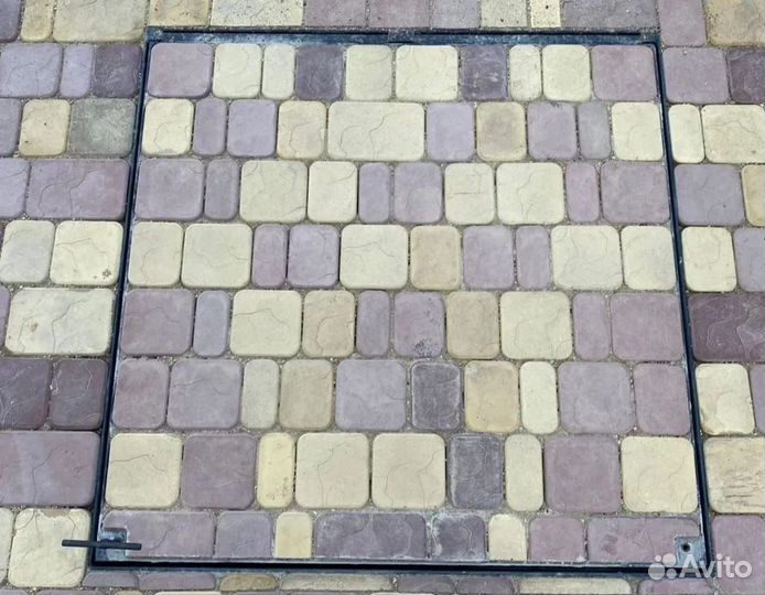 Люк под брусчатку