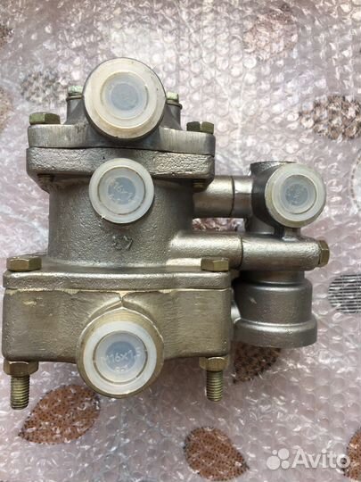 Клапан управления тормозами прицепа