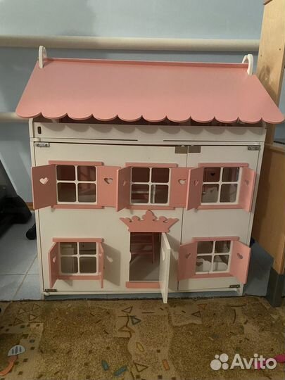 Кукольный домик с мебелью