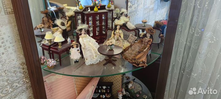Коробка с куклами