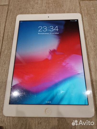 Планшет iPad Air белого цвета