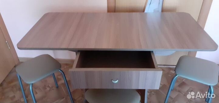 Стол со стульями