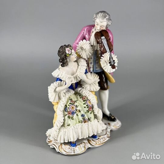 Фарфоровая статуэтка Дама с музыкантом