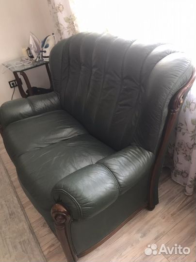 Кожаный диван