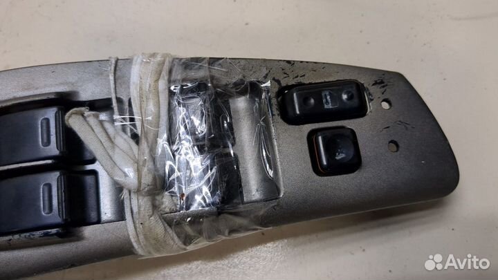 Кнопка стеклоподъемника левая передняя Toyota Matrix