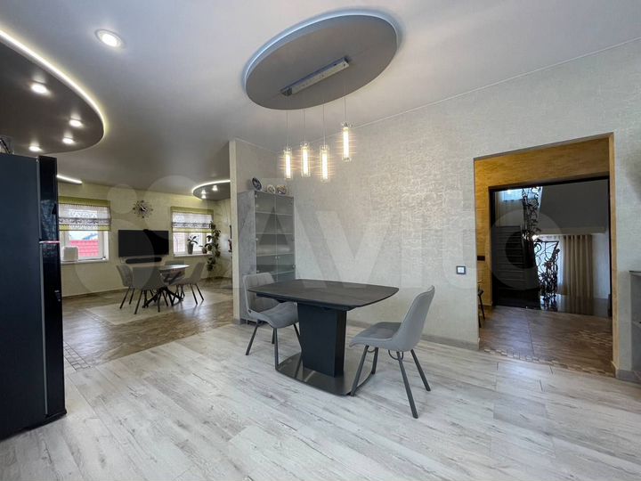 Коттедж 283 м² на участке 10 сот.