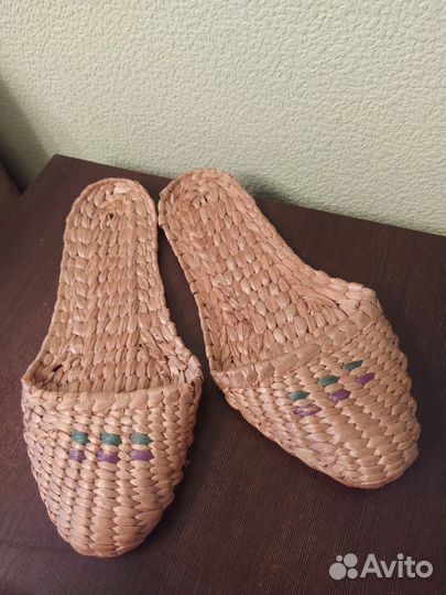 Три ветки цветов циннии Лапти старинные