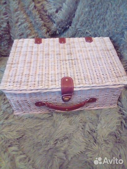 Набор для пикника в плетеном чемодане на 4 персоны