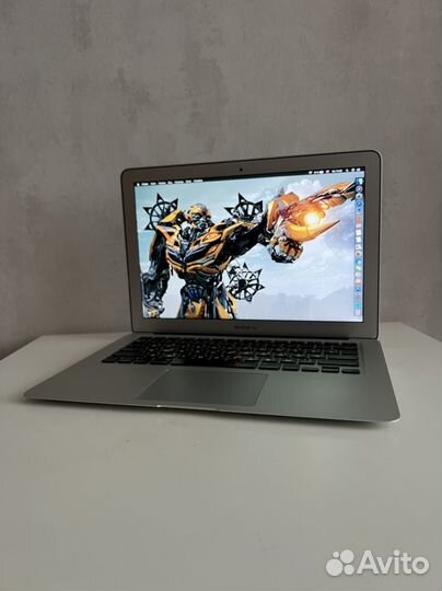 Красивый ноутбук Apple MacBook 13