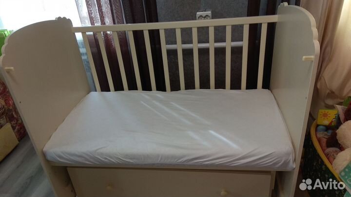 Детская кроватка с маятником