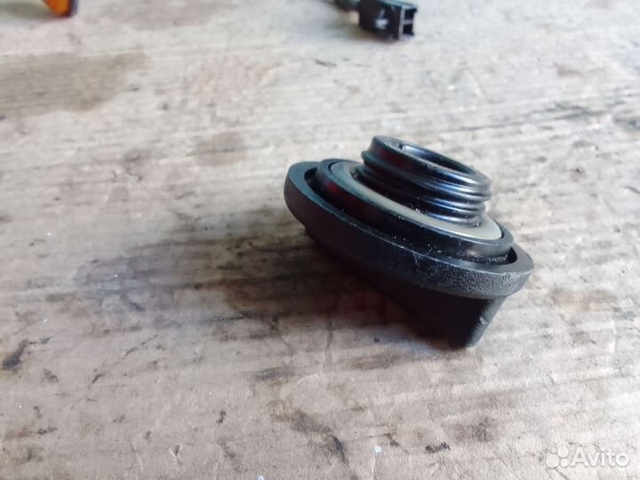 Крышка маслозаливной горловины Nissan March K11