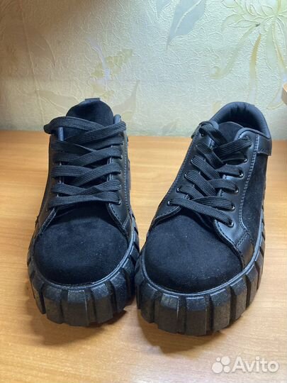 Кроссовки женские