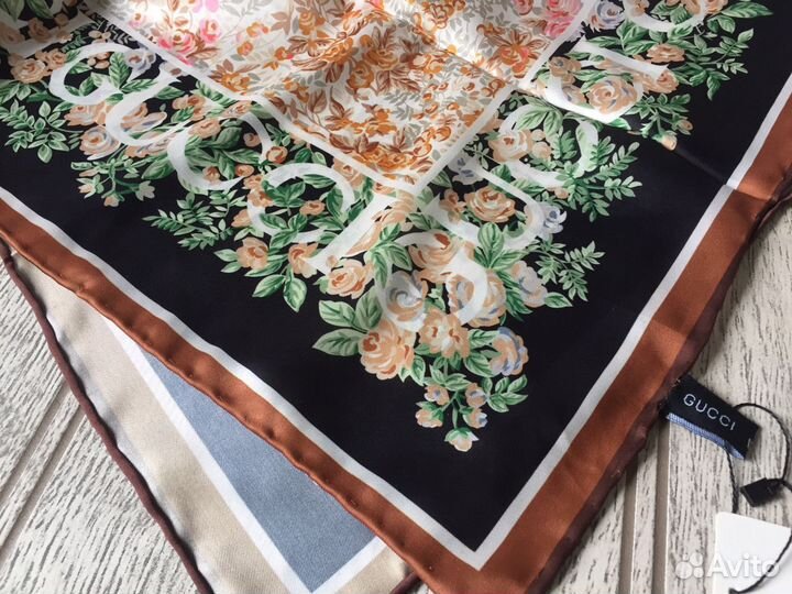 Молочный платок Gucci