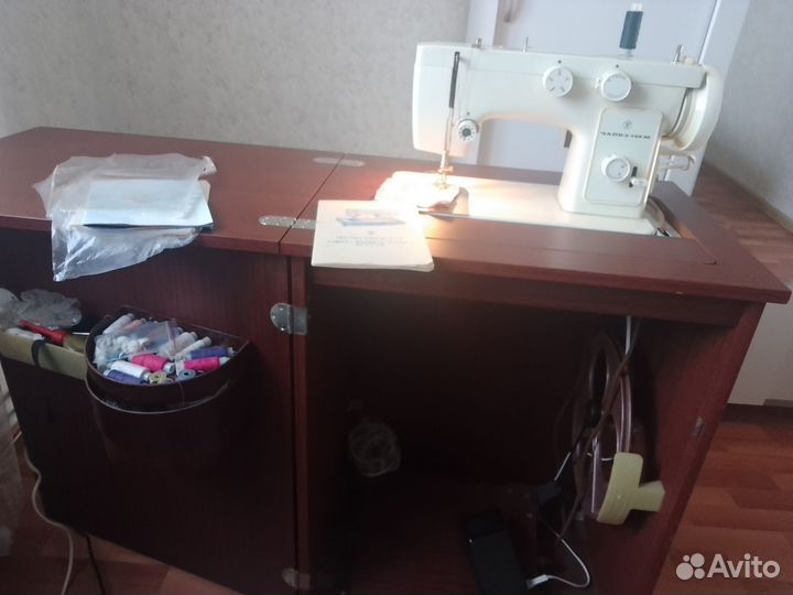 Швейная машина Чайка 142