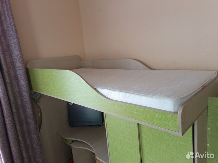 Кровать со шкафом и столом