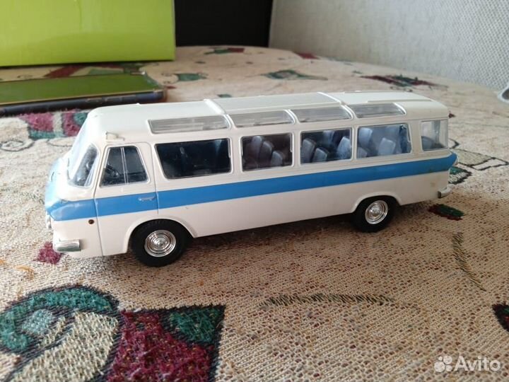 Коллекционная модель автобуса ЗИЛ 118 