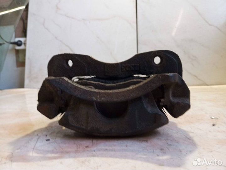 Суппорт тормозной передний правый Mitsubishi