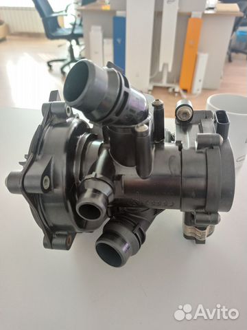 Термостат с помпой 06L121111H оригинал