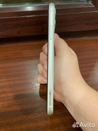 Телефон iPhone 11 gb64