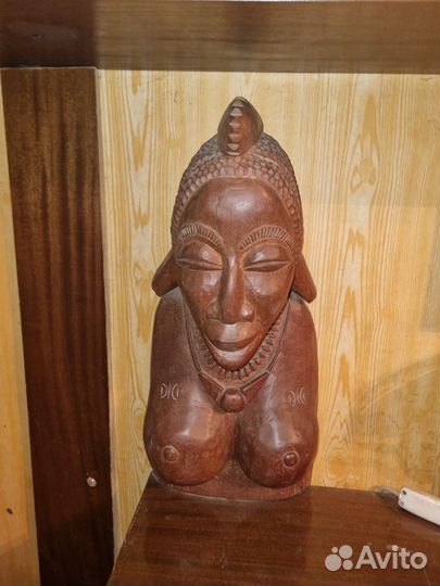 Фигура африканской женщины из красного дерева